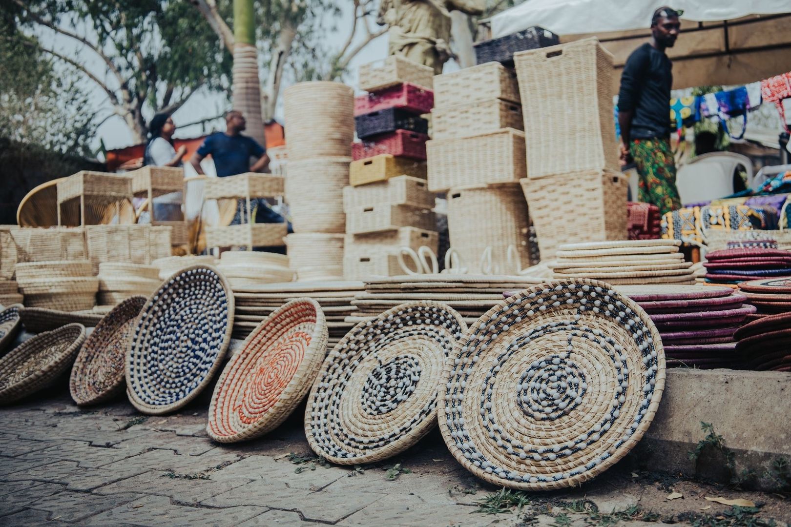 Ambachtelijke manden en gevlochten schalen op een kleurrijke buitenmarkt